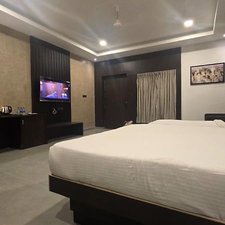 D Wayfarer Inn Resort Erode Dış mekan fotoğraf
