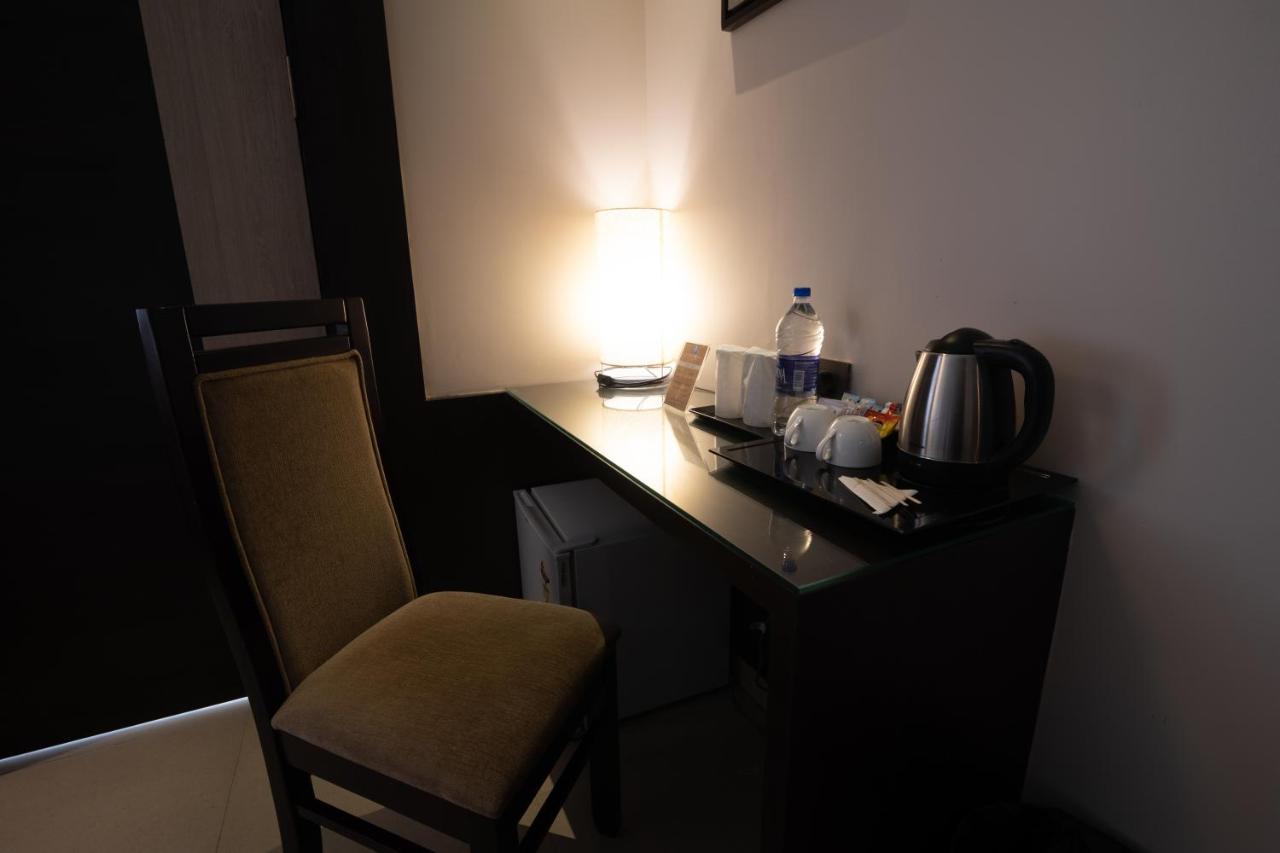 D Wayfarer Inn Resort Erode Dış mekan fotoğraf