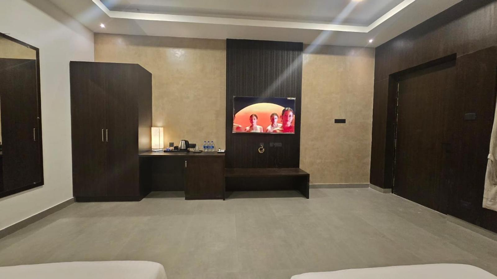 D Wayfarer Inn Resort Erode Dış mekan fotoğraf