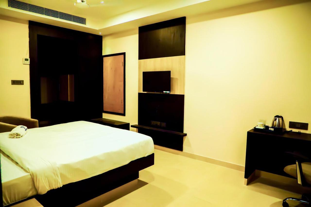 D Wayfarer Inn Resort Erode Dış mekan fotoğraf