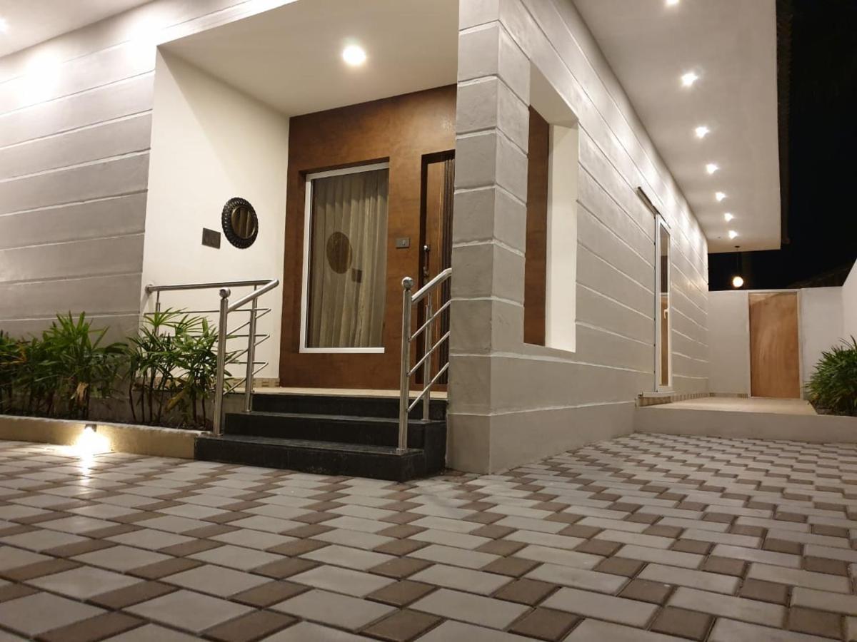 D Wayfarer Inn Resort Erode Dış mekan fotoğraf