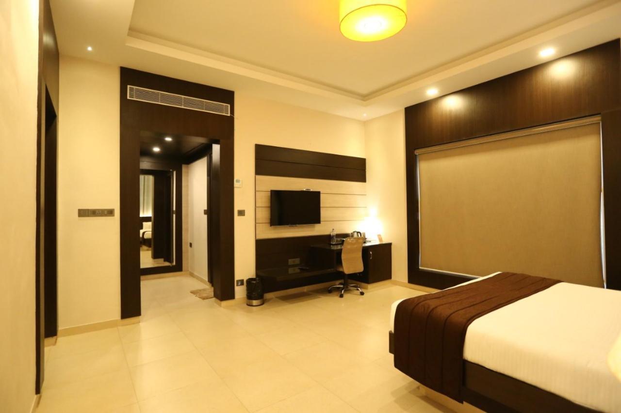 D Wayfarer Inn Resort Erode Dış mekan fotoğraf